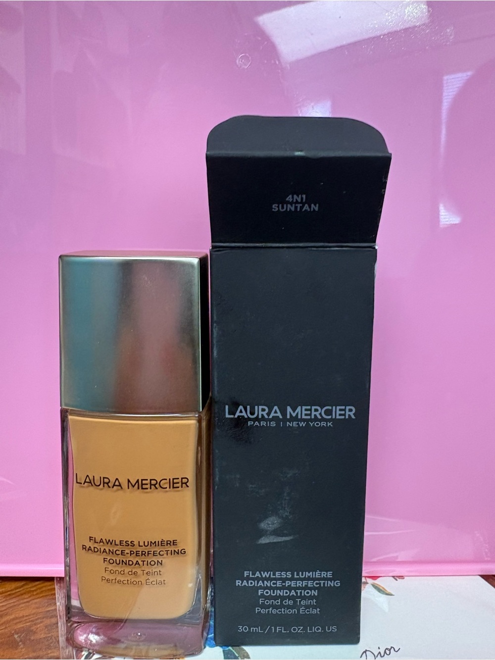 laura mercier Flawless Lumière Foundation - Suntan (4N1)